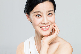 中老年女人妆面肖像