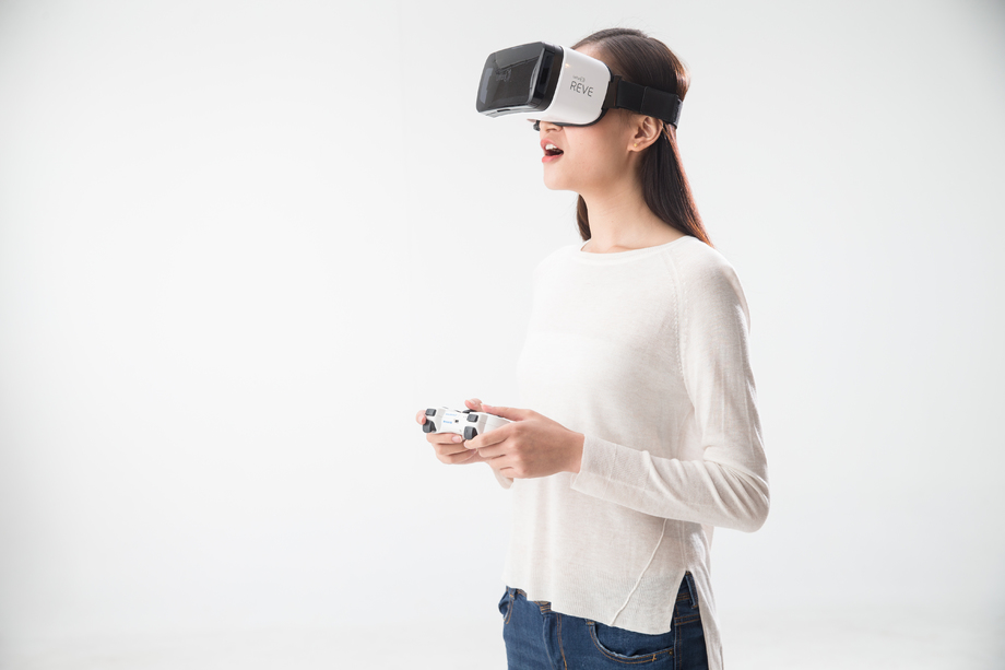 戴着VR眼镜的青年女人 戴着VR眼镜的青年女人