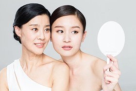 美丽优雅的母女照镜子图片