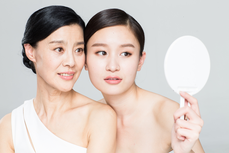 美丽优雅的母女照镜子图片