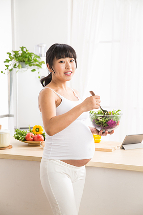 孕妇吃蔬菜沙拉图片