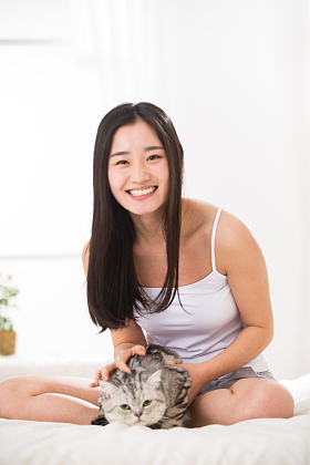 青年女人和猫