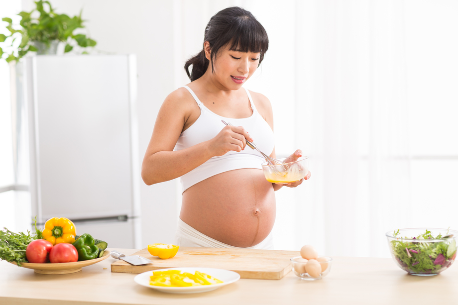 孕妇做饭图片