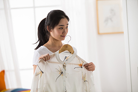 青年女人试衣服