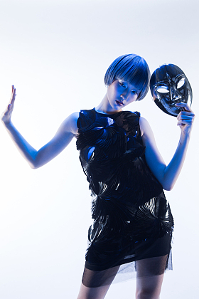 时尚女人拿着面具