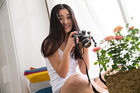 青年女人拿着相机拍照