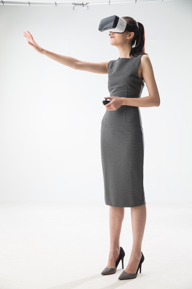 戴着VR眼镜的青年女人照片 戴着VR眼镜的青年女人照片