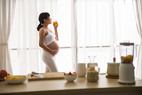 孕妇喝果汁图片