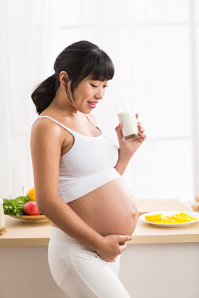 孕妇喝牛奶照片