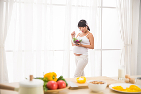 孕妇吃蔬菜沙拉