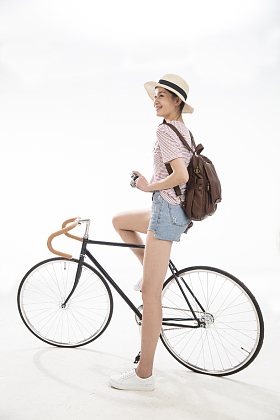 青年女孩骑车旅
