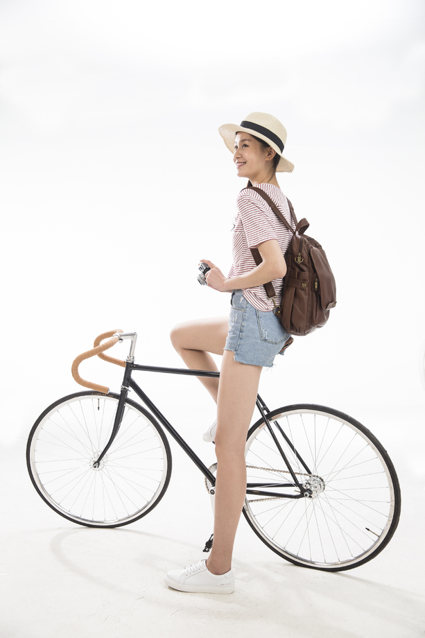 青年女孩骑车旅