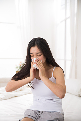 青年女人生病照片