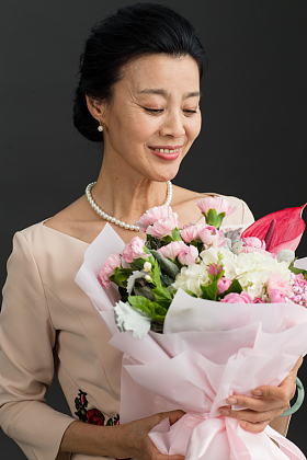 手拿鲜花的优雅女士图片