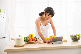 孕妇看平板电脑照片