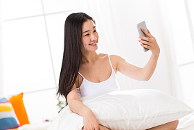 青年女人在卧室自拍