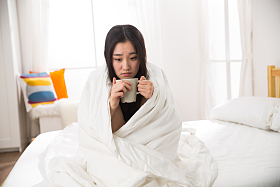 青年女人喝水照片