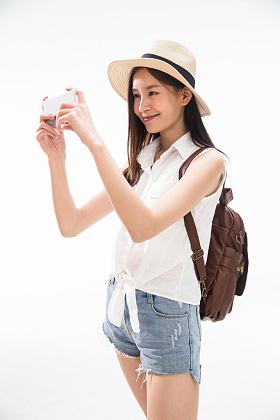 青年女孩用手机拍照图片