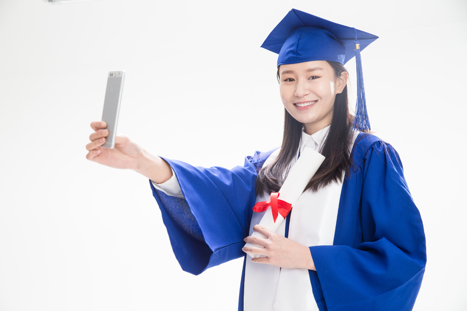 穿学士服的大学生图片