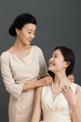 妈妈给女儿戴项链图片