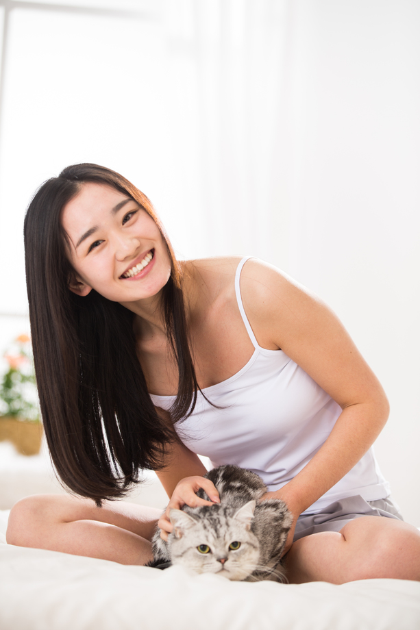 青年女人和猫 青年女人和猫