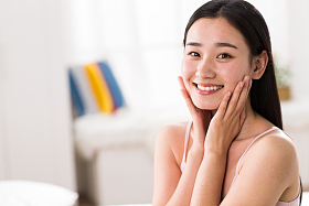青年女人涂抹润肤露图片