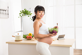 孕妇吃蔬菜沙拉图片