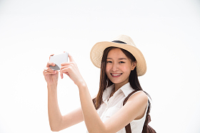 青年女孩用手机拍照