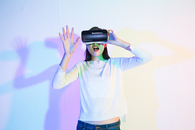 戴着VR眼镜的青年女人照片