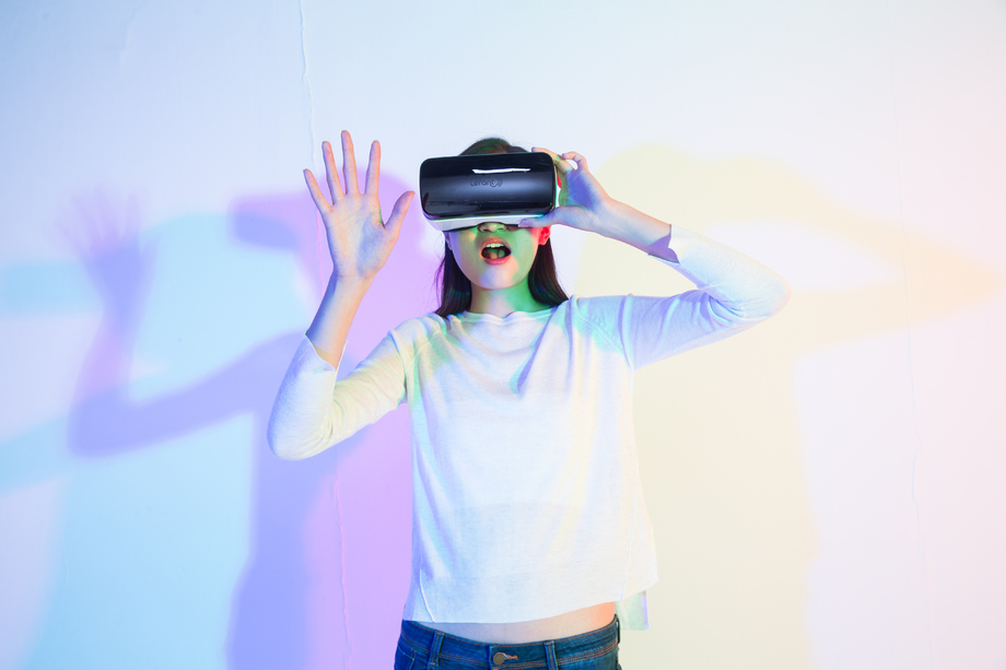 戴着VR眼镜的青年女人照片 戴着VR眼镜的青年女人照片