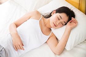青年女人在卧室睡觉照片