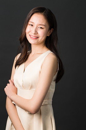 青年女人肖像图片