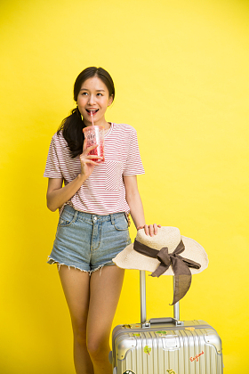 青年女人旅行图片