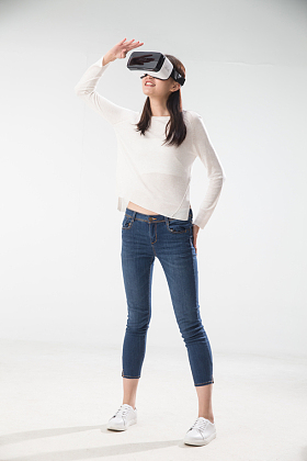 戴着VR眼镜的青年女人照片