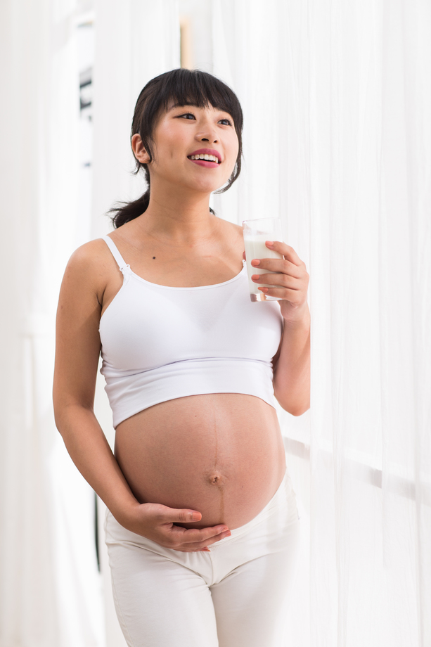孕妇喝牛奶照片