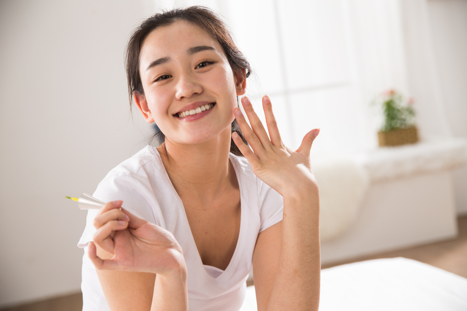 青年女人涂指甲油图片