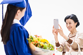幸福快乐的母女用手机拍照图片