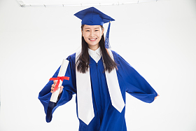 穿学士服的大学生图片