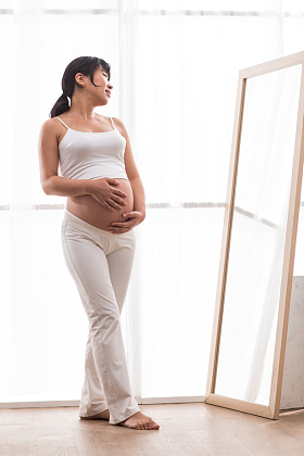 孕妇照镜子照片