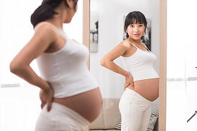 孕妇照镜子图片