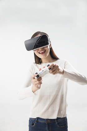 戴着VR眼镜的青年女人照片