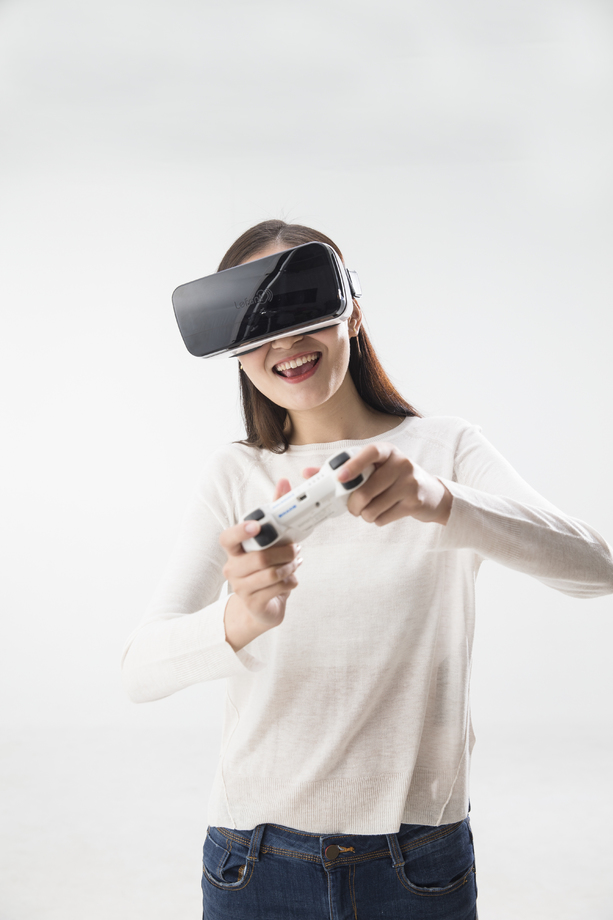 戴着VR眼镜的青年女人照片