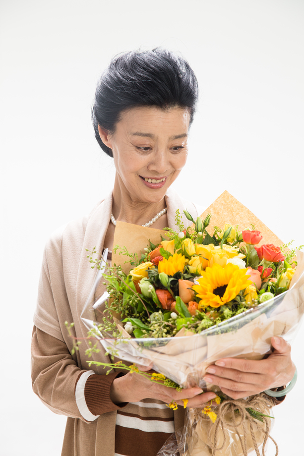 手拿鲜花的优雅女士