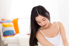 青年女人在卧室图片