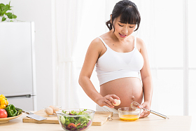 孕妇做饭照片
