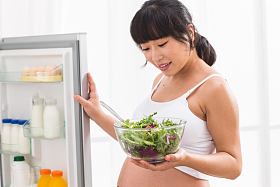 孕妇打开冰箱拿蔬菜图片