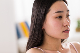 青年女人在卧室图片