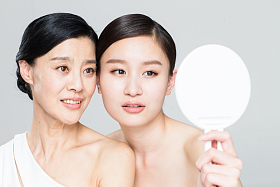 美丽优雅的母女照镜子图片