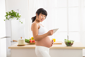 孕妇看平板电脑