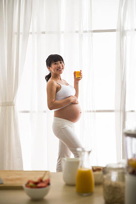 孕妇喝果汁照片